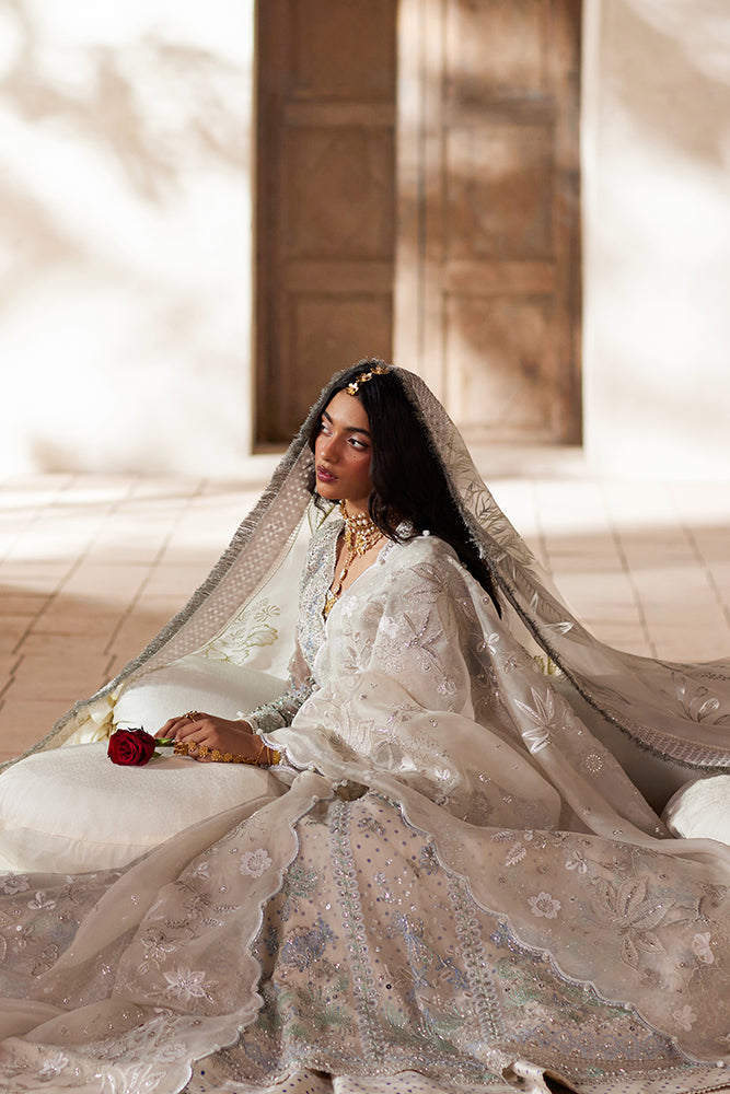 Suffuse Yasmira off white detail 4