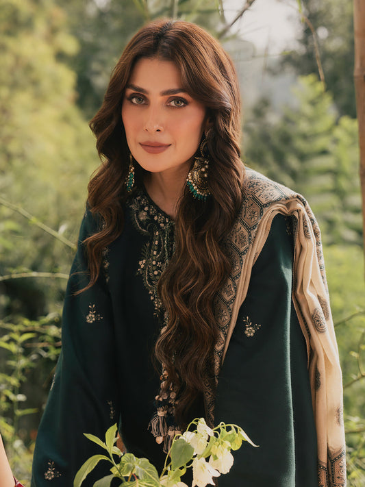Izel AVEEN Musafir Winter '26 stitched Pakistani designer outfit look 2