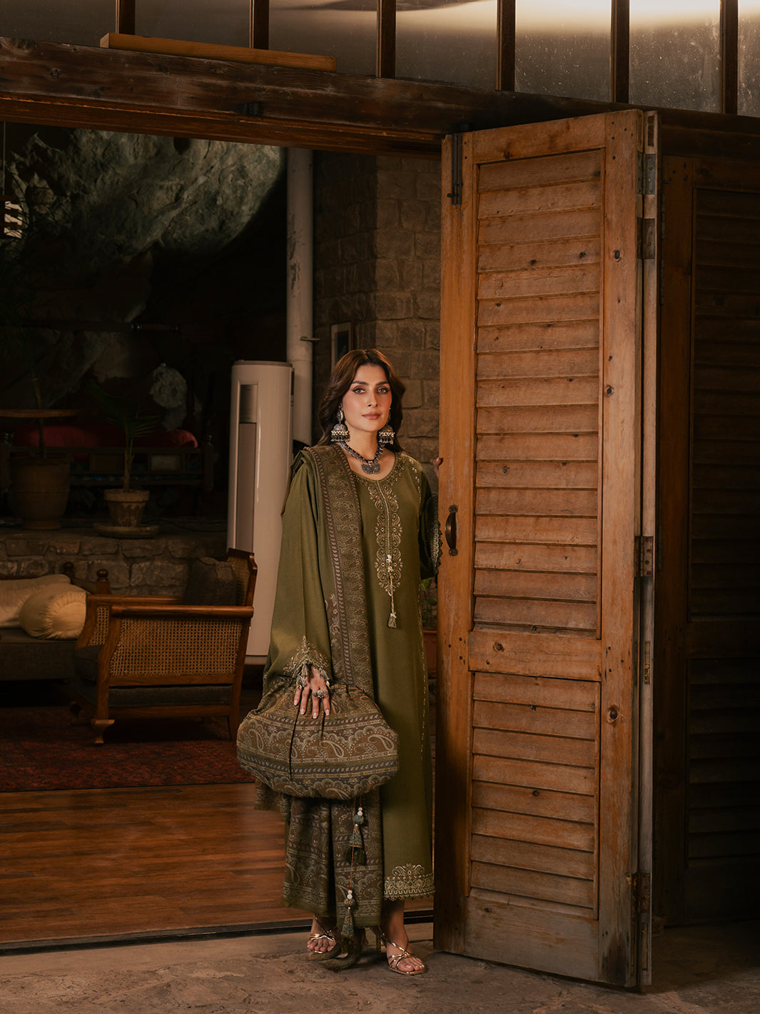 Izel MAYAL Musafir Winter '26 Pakistani designer outfit look 8